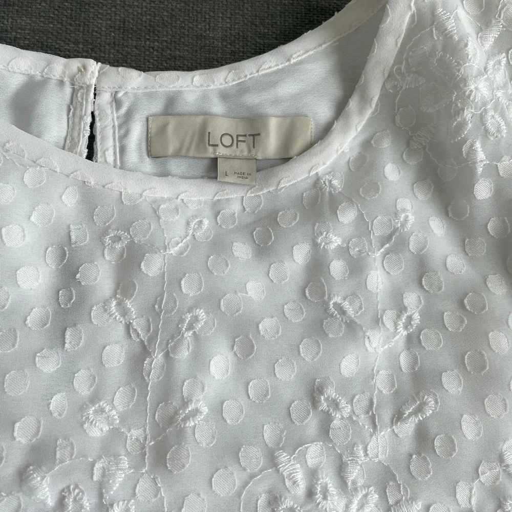 NWOT Super cute Loft blouse with puff sleeves! - Picture 8 of 10